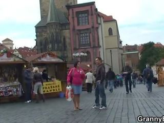 Bunicuta turist jumps pe putz