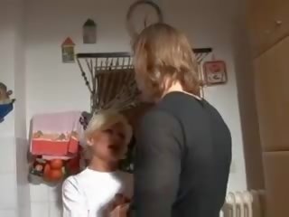 Tremendous blondýna nemecké babka buchol v kuchyňa