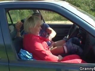 Vecchio prostituta dà testa in il auto poi doggystyled