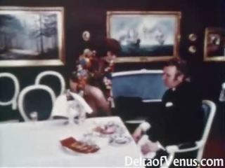 Ročník pohlaví 1960s - chlupatý hlavní bruneta - stůl pro tři