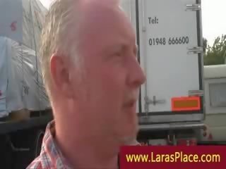 Ondeugend huwbaar kindje in kniekousen omhoog voor truck driver schacht