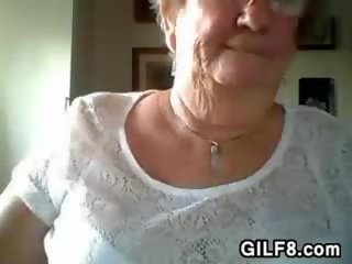 Oma knipperende haar borsten