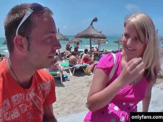Blond damsel plukket opp på den strand og knullet: gratis voksen film 0f