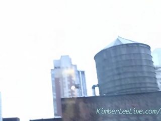 Kimber sub vânt masturbates în față de fereastră
