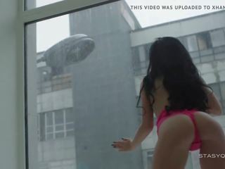 Duýguly ors stunner in pink içki geýim stripping: hd xxx clip 09